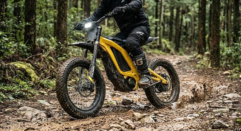 A rider on a high-performance Poleejiek F6 1500W electric dirt bike tackling a muddy trail, demonstrating off-road capabilities for adult riders.
